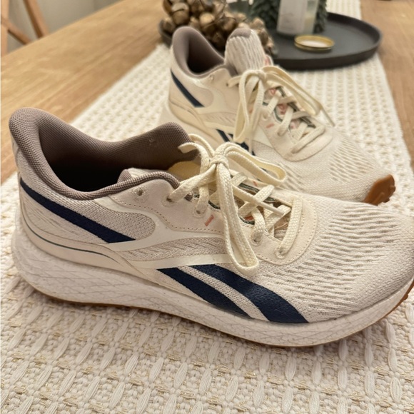 Reebok shoes - Picture 2 of 4